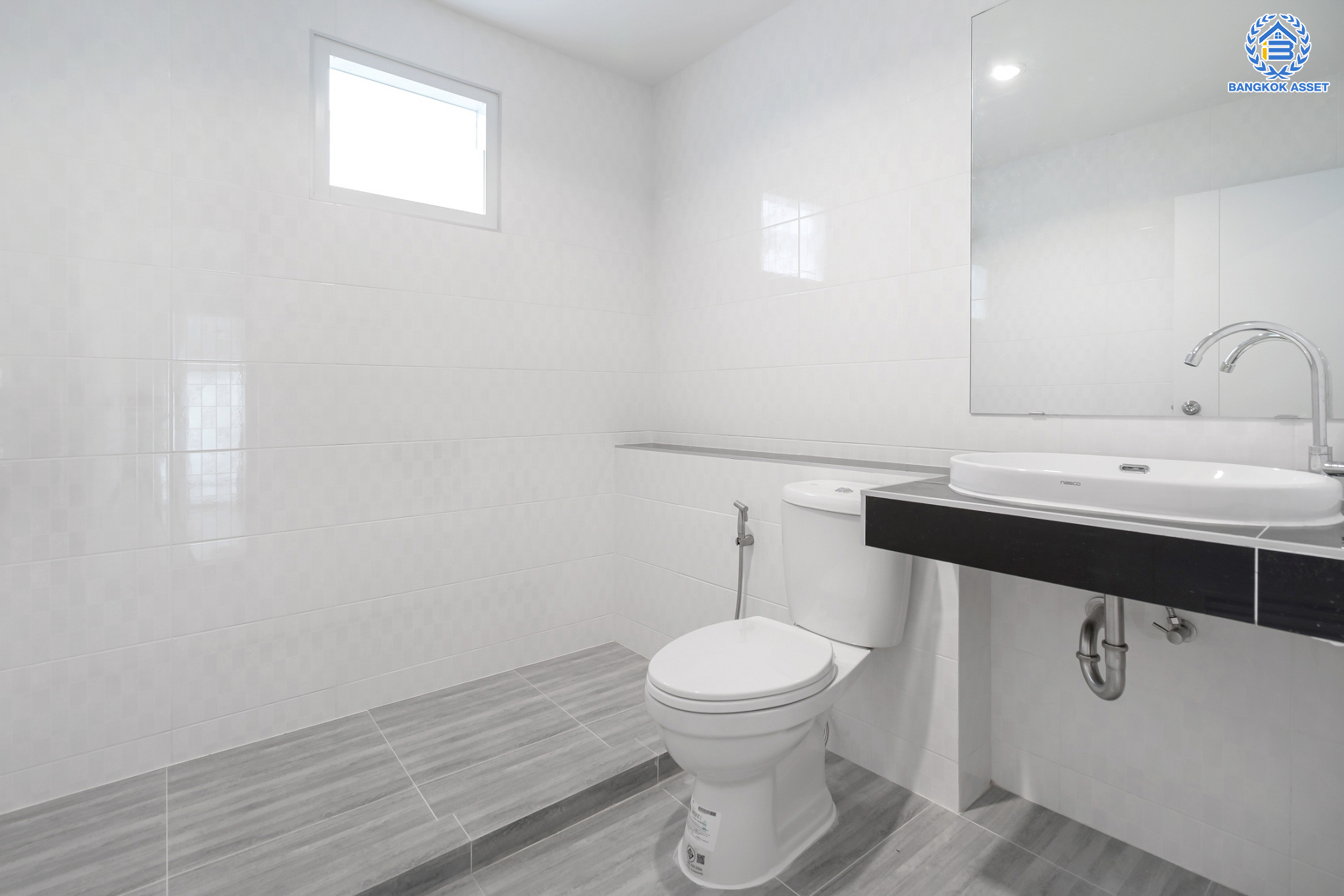 บ้านมือสองตกแต่งใหม่ ม.ดิเอมเมอรัลด์พาร์ค2 บางกรวย-ไทรน้อย เนื้อที่ 58.9 ตร.ว. ฟังก์ชัน 5 ห้องนอน 3 ห้องน้ำ 1 ห้องอเนกประสงค์ 2 ที่จอดรถ บนทำเลศักยภาพ เชื่อมสู่ถนนชัยพฤกษ์ เพียง 5 นาที ใกล้เซ็นทรัลเวสต์เกต และรถไฟฟ้าสายสีม่วง "สถานีบางพลู"...